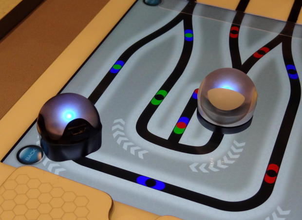　OzobotがCES 2014で披露した球形ゲームロボットは、紙やタブレット画面上の線をたどることができる。Kickstarterのキャンペーンが1月中に開始する予定だ。