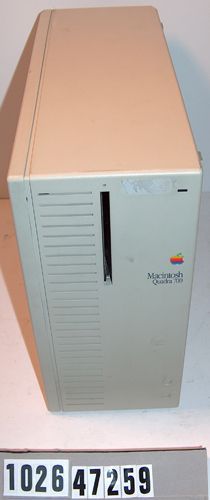 　しかしAppleはハイエンド市場から目を離すことはなく、1991年には「Macintosh Quadra」シリーズを発表した。「Macintosh Quadra 700」の注目すべき特徴は、後に有線ネットワークの標準となるイーサネットジャックを採用したことだ。