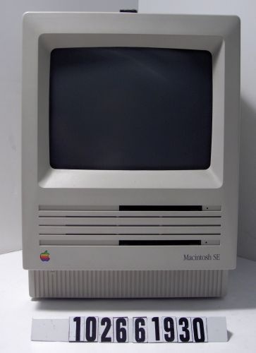　次に進化したMacintoshフォームファクターは「Macintosh SE」だった。1987年発売のこのマシンは、2基のフロッピーディスクドライブを搭載しており、フロントパネル下部にあった電話線ポートはなくなっている。

　後に発売された、このデザインの後継である「Macintosh SE/30」は、Macworldの寄稿者らによって「Best Mac Ever」（史上最高のMac）に選ばれている。
