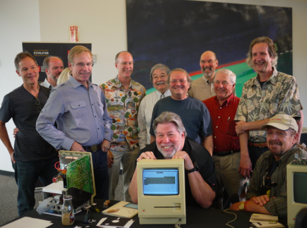  Appleの共同創設者Steve Wozniak氏とTwiggy Mac。2013年9月撮影。Wozniak氏の周囲にいるのは、Macintoshチームメンバーの（左から）Larry Kenyon氏、Randy Wiggington氏、Ed Ruder氏、Terry Oyama氏、Andy Hertzfeld氏、Ron Nicholson氏、Jerry Manock氏、Dan Kottke氏。