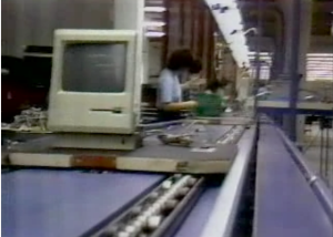  Apple IIを量産するダラス工場とともに、Jobs氏は、Macintoshを製造する新しい工場を建設する必要があった。同氏は、自身が持つお決まり美的思想をプロジェクトに反映させるため、工場の床や最新鋭の機器に明るい色などを指定したりした。