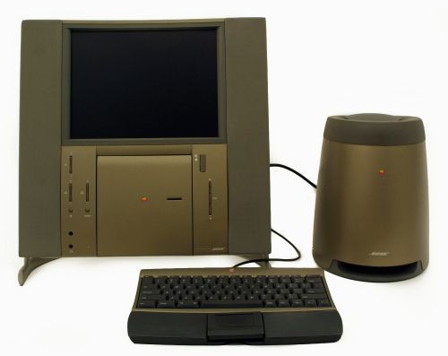 　Steve Jobs氏が経営不振のAppleを救うために同社に復帰する直前、Gil Amelio氏はこのMacを発表して、1997年のAppleの設立20年を祝った。生産台数は少なく、当初の価格は9000ドルだったため、ほとんど売れなかった。Appleは最終的に、ほかのMacintoshシリーズと同じ価格帯まで値下げしたため、売り上げは持ち直したが、このコンピュータで重要なのは利益ではなくデザインだったようだ。