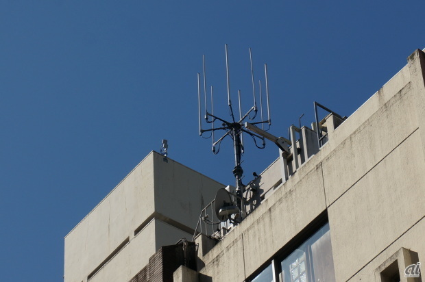 　ビルの屋上に見えるこのアンテナが基地局の1つだ。