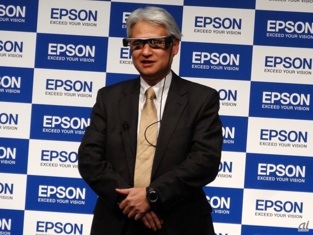 登壇したエプソン販売の代表取締役社長である平野精一氏はMOVERIOを装着。