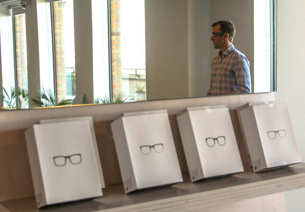 　「Google Glass」製品ディレクターを務めるSteve Lee氏は、Google Glassを度付きレンズ対応フレームで使うことによって、インターネット接続されたヘッドセットであるGoogle Glassが、同メガネを使用していない人にとってもなじみやすくなることを高く期待している。

関連記事：グーグル、「Google Glass」向け度付きレンズ対応フレームを発表
