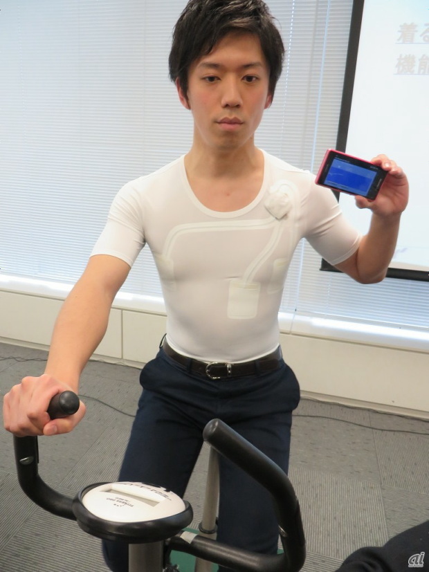 生体情報測定用ウェアを着て、心拍数を確認するデモも公開された