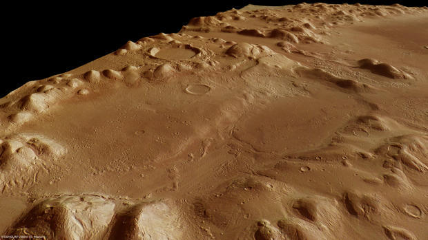 　この斜視図にあるプレグラ山地と呼ばれる地形は、なだらかな曲線を描く火星の山脈や尾根が連なる領域で、エレシウム火山区から北部低地まで続いている。