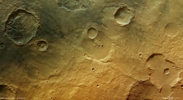 　ESAによれば、古いクレーターが多い火星の南部高地では、この写真の下部中央にある水路や、右下のクレーター周囲にある岩砕の流れ、左上の浸食堆積物がある地域などに、過去に水が豊富にあったという痕跡が見られるという。

　この写真は、2013年1月15日にMars ExpressのHRSCによって、1ピクセル当たり約22mの地上分解能で撮影された。