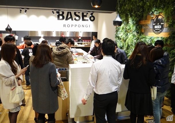 　午前11時半になり社員食堂「BASE6」がオープン。予約していた社員が次々と訪れ長い行列を作ります。
