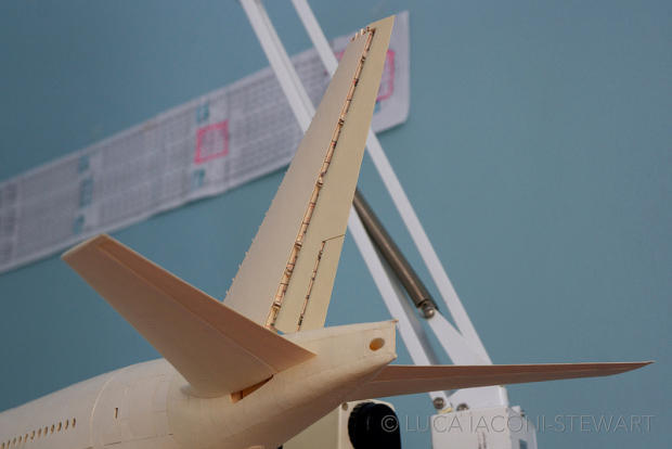 　機体に取り付ける前の、模型飛行機のテールコーンと水平尾翼。