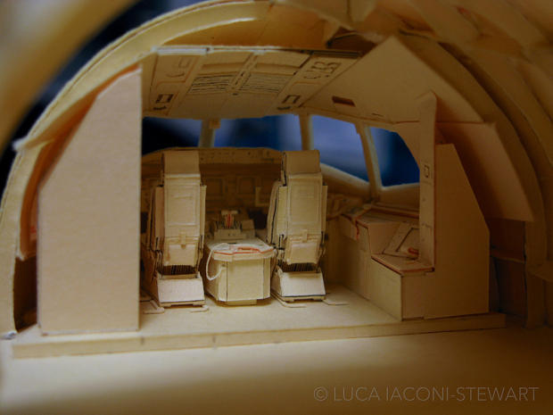 　Luca Iaconi-Stewartさんがマニラフォルダだけで作っている、Boeing 777-300ER縮尺模型のコックピット部分。