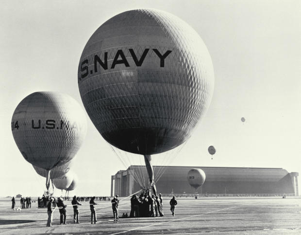 　1930年代に、モフェット飛行場で訓練用気球を使用する米海軍。