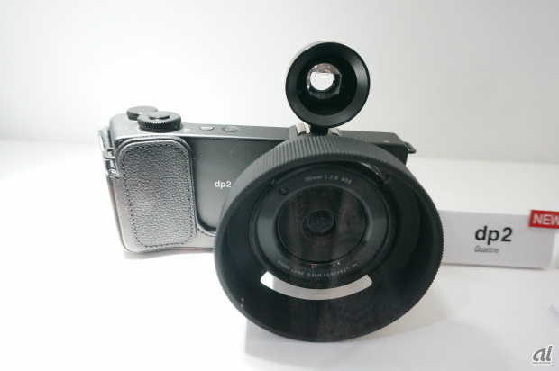 　dp 2。カメラケース「HC-21」とレンズフード「LH4-01」が付いたものも展示されていた。