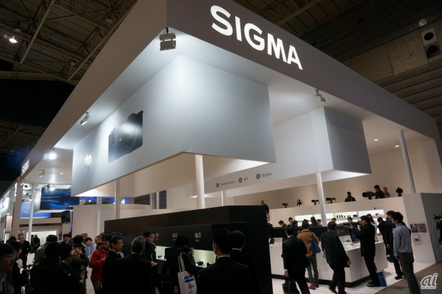 　シグマのブースでは、2月10日に発表された高画質コンパクトデジタルカメラ「SIGMA dp Quattro」3機種のうち、dp 2 に触れられるコーナーがある。並ぶのは必須で、1人3分までの制限がある。