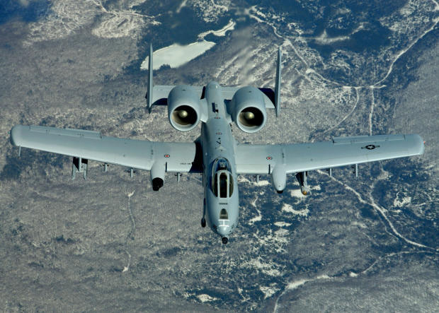 　これは、マサチューセッツ空軍州兵第104戦闘航空団のJon Mott大佐が2013年3月30日の空中給油任務で、A-10 Thunderbolt IIでの飛行時間が4570時間を越え、A-10での飛行時間記録を更新したときの写真だ。
