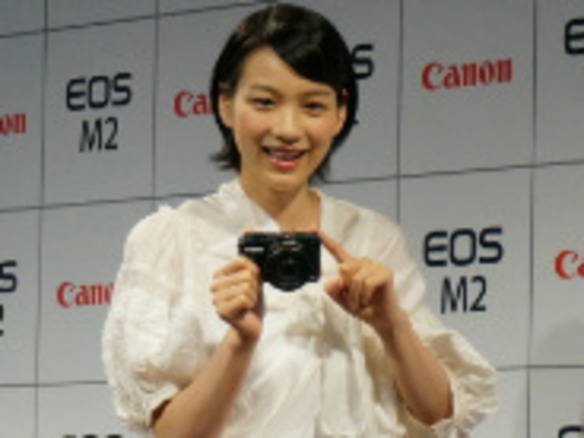 キヤノン、ミラーレスカメラ「EOS M2」のCMに能年玲奈さん--CP＋会場でお披露目も