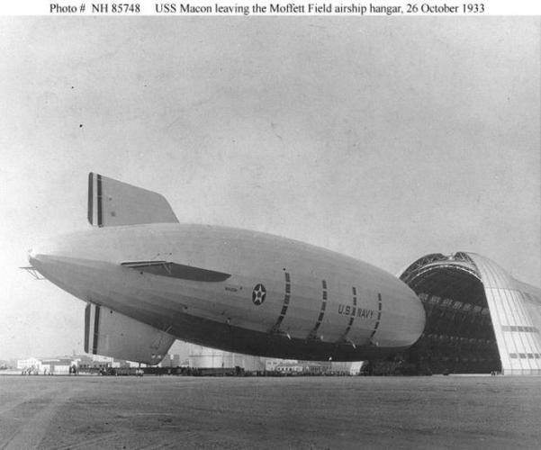 　1933年10月、東海岸から到着後の初飛行の準備のためにHangar Oneから出るMacon。この飛行船は、8基のエンジン（計4500馬力）が搭載されており、最高速度は時速85マイル（時速約137km）だった。