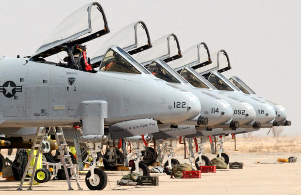 　イラク南部のタリル空軍基地で任務を待つA-10 Thunderbolt IIの列。これらの航空機は、2003年にタリとキルクークの空軍基地に派遣されたミズーリ州ホワイトマン空軍基地所属の第442戦闘航空団の一部だ。