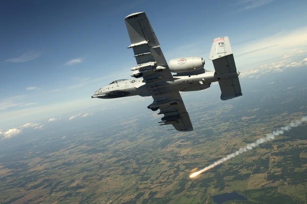 　2012年6月4日、アーカンソー州フォートチャフィー演習場のレイザーバック射撃場で、演習中のBrian Burger空軍中佐が機体を傾けて高射角射撃の姿勢を取りながらフレアを発射した。