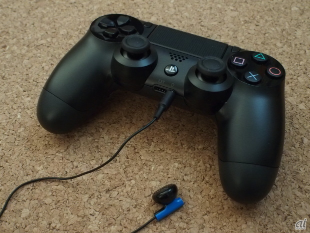 　DualShock 4にモノラルヘッドセットを接続したころ。オンラインプレイなど、会話しながらゲームで遊ぶには必要なアイテムだ。