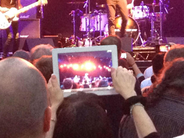 「iPad Is Not A Camera」サイトには、iPadを撮影に使うことで他の人の視界を遮っている例が多く掲載されている。