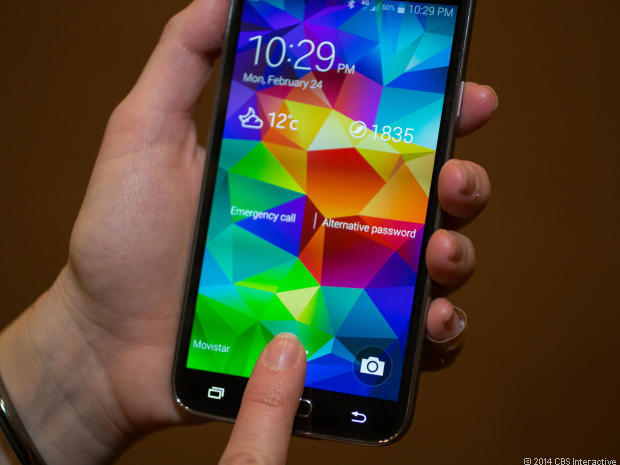 　サムスンの「Galaxy S5」は、搭載したスキャナでユーザーの指紋を読み取ってホーム画面のロックを解除する最新のスマートフォンとなった。