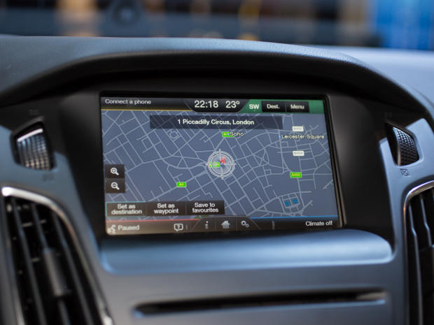 　運転中に小さなスクリーンをあちこち押したりせずに、ビルトイン型のGPS衛星ナビゲーションシステムに目的地を入力して、経路を表示させることができる。