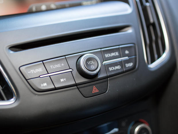 　近代的な自動車としては、ダッシュボード上にボタンが驚くほどわずかしかないことに気づくだろう。
