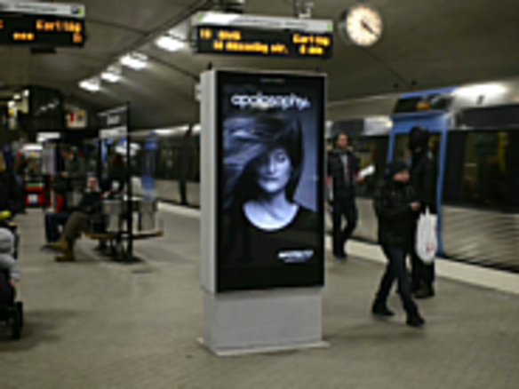 地下鉄が来ると女性の髪が・・・斬新な動画広告がストックホルムに登場