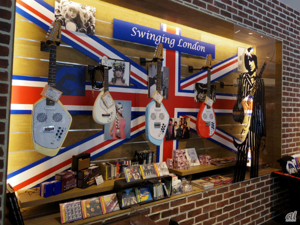 　「Swinging London」と題し、THE BEATLESとOne Directionの関連グッズが展示されていた。ちなみに楽器も販売されている。