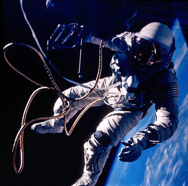 　「Gemini 4」号の乗組員であるEd White宇宙飛行士が1965年6月3日に行った、米国初の船外活動。