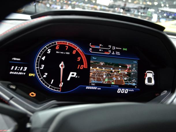 Huracanの完全にデジタル化されたインストルメントクラスタは、走行情報やインフォテインメント、地図を高解像度で表示でき、表示速度は1秒間に60フレームだ。