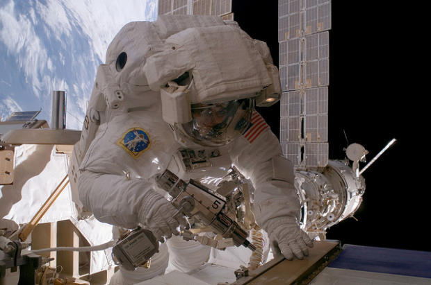 　Sunita Williams宇宙飛行士が写っているこの写真は、2011年のSAVE賞を受けた。この写真はWilliams宇宙飛行士が2007年に3回行った船外活動の第1回の最中に、国際宇宙ステーションでピストル型パワーツールを使っているところだ。同宇宙飛行士と仲間の宇宙飛行士は、「Destiny」実験棟の冷却水ループの再設定と電力系統の再調整作業、P6トラスの右舷側ラジエータの収納と固定を行った。