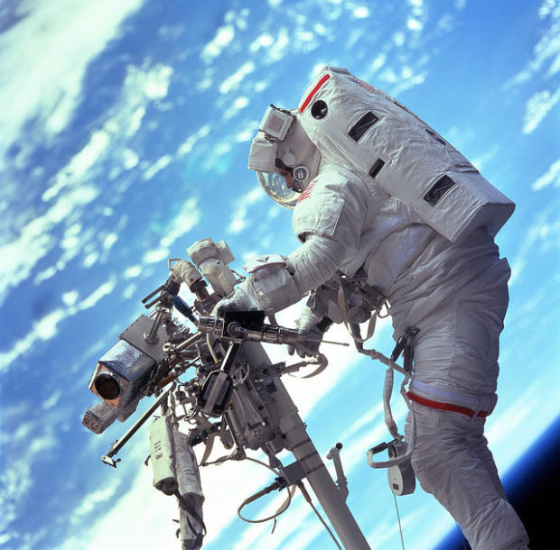 　これもSAVE賞を受けた写真だ。Steven Smith宇宙飛行士が、スペースシャトルのロボットアームの先端にある移動式足場の上に立って、電動工具を回収している。