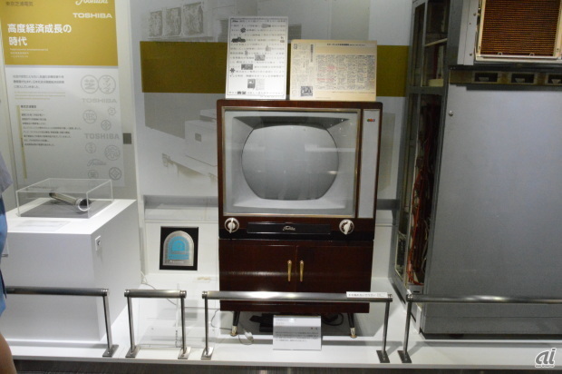 　昭和35年（1960年）に登場した日本初のカラーテレビ。同年9月にNTSC方式によるカラーテレビの本放送が始まった。カラーテレビ受像機21型「D-21WE」を7月に販売開始した。
