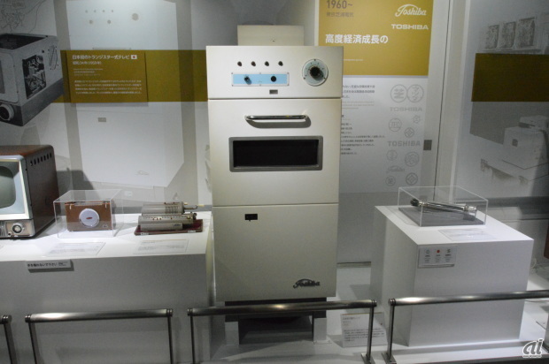 　昭和36年（1961年）に登場した日本初の電子レンジ「東芝業務用電子レンジDO-2273」。価格は約125万円（参考：大卒初任給14万円）。
