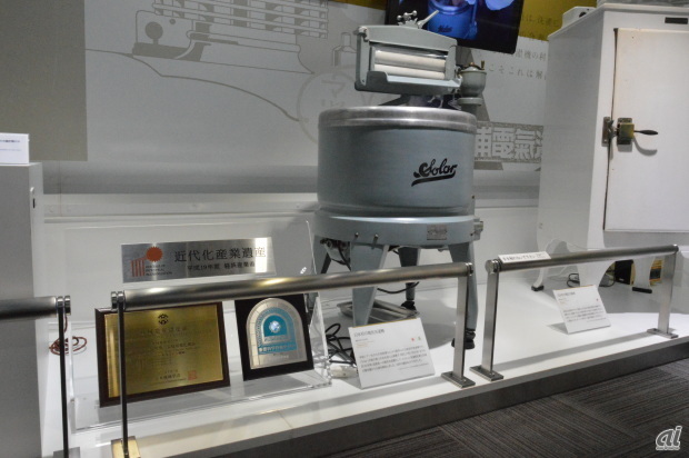 　昭和5年（1930年）に登場した日本初の電気洗濯機。自動絞り機付きの洗濯機本体は、ハレー・マシンから技術を導入。攪拌翼はGEの技術を採用した。洗濯容量は6ポンド（約2.7kg）。