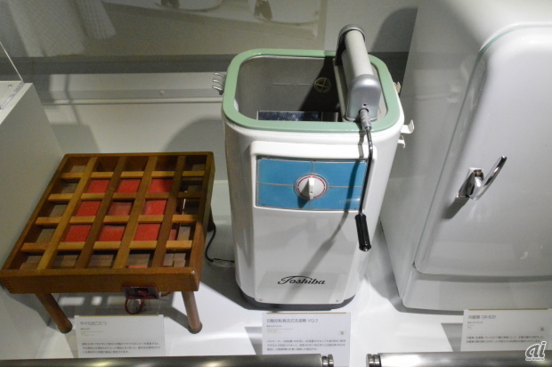 　自動反転噴流式の洗濯機「VQ-3」。昭和32年（1957年）。世界で初めて、布地を痛めない自動反転噴流式を採用。当時価格2万3000円（参考：大卒初任給1万2000円）。
