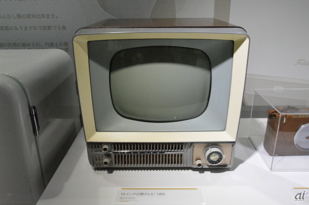 　14インチ白黒テレビ14EK。昭和33年（1958年）。丸みを帯びたデザインと色あい。当時の人気機種。
