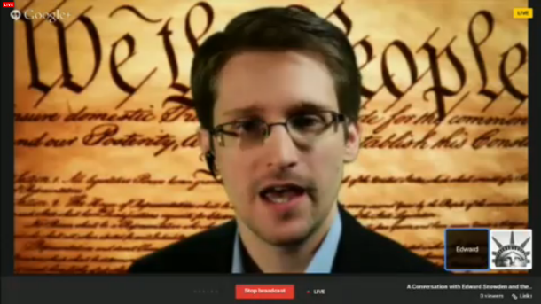 Google Hangoutsビデオを経由してテキサス州オースティンで開催のSouth by Southwest Interactiveに登場したEdward Snowden氏。2013年にNSA文書を漏えいさせて以来初めて公に対して長時間にわたって話をした。