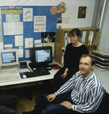 　1991年撮影の写真にBerners-Lee氏とNeXTコンピュータと一緒に写っているのはNicola Pellow氏で、最初のウェブ用ラインモードブラウザをプログラミングした人物だ。80文字×24行のみを表示できるこのシンプルなブラウザは、幅広い種類のコンピュータや端末上で動作した。