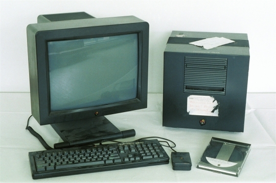 　世界初のウェブサイトと「info.cern.ch」というサーバは、1990年12月20日にCERNで動き始めた。このサーバは、CERNにあったBerners-Lee氏のNeXTコンピュータ上で稼働していた。