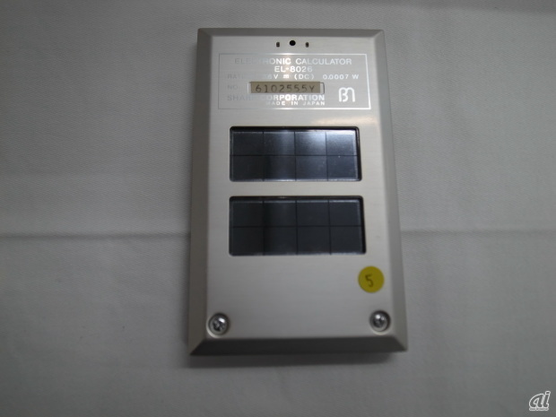 　1976年に登場した太陽電池付き電卓「EL-8026」。価格は2万4800円で重さは65g。