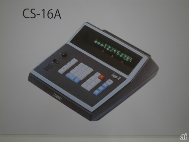 　1967年に登場した世界初のMOS-IC化電卓。価格は23万円で重さは4kg。トランジスタ、ダイオードなど約3500個の部品を59個のICに置き換えることで本体の小型化、信頼性の向上、低価格化を実現したという。