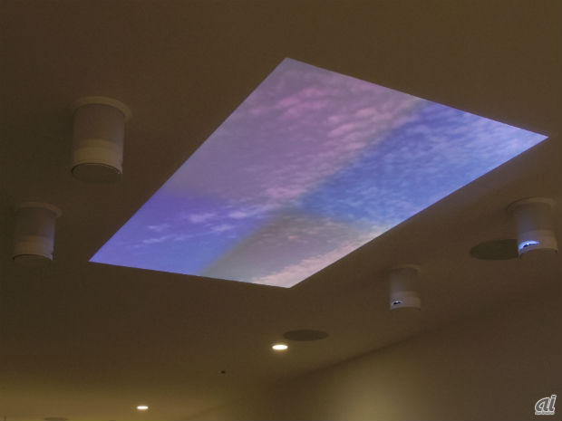 　天井に映像を映し出す「天井プロジェクター」も披露された。ここでは4台を使用し、それぞれ画面の4分の1ずつを同期させて映し出すことで大画面表示を実現している。
