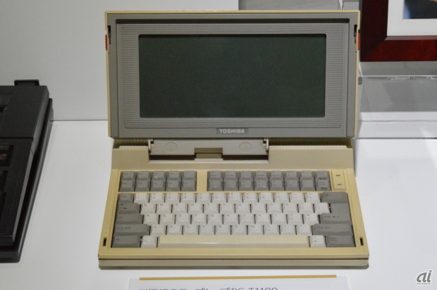 　世界初のラップトップPC「T1100」。昭和60年（1985年）に欧州で発売された。IBM PC/XT互換（MS-DOS2.11）で8時間のバッテリ駆動が可能。約4.1kgと軽量のため場所を選ばずPCを使うことを可能にした。当時価格約50万円。9.2インチ×4.2インチLCDパネル（640×200）を採用し、80文字×25行のモノクロ表示が可能。フルサイズ83文字キーボードは、ファンクションキーもある。