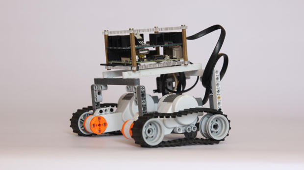 　Dexter Industriesの社員たちはRaspberry Piで動くロボット「BrickPi」を開発した。同社は「Lego Mindstorms」のセンサやモーター、部品を使って、クレジットカードサイズのマイクロコンピュータであるRaspberry Piを機能するロボットに変えることができた。このプロジェクトの費用は全体で約140ドルになる。BrickPiの製作手順を説明したガイドや、さらに詳しい情報については、同社のウェブサイトを見てほしい。