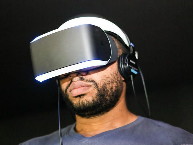 　ソニーは2014年のGame Developers Conference（GDC）で、青色のLEDを備えた近未来的な外観の仮想現実（VR）ヘッドマウントディスプレイ（HMD）を正式に発表した。このHMDは「Project Morpheus」と呼ばれている。

関連記事：ソニー「Project Morpheus」を使ってみた--「PlayStation 4」用VRヘッドセットの第一印象