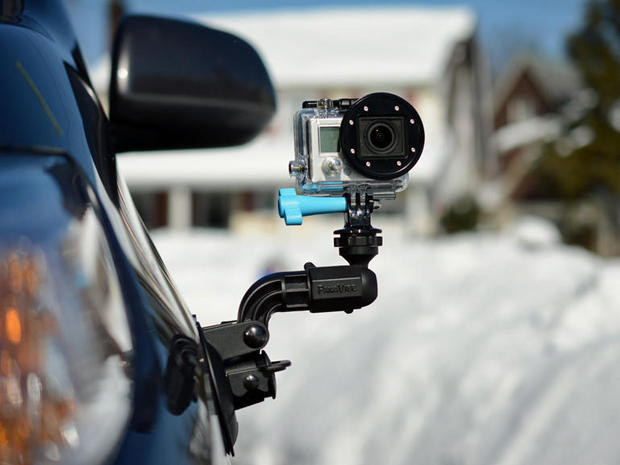 　「GoPro」が「世界一多才なカメラ」をキャッチフレーズにしているのには、もっともな理由がある。

　非常にコンパクトなデザインとオートフォーカス機能を備えたGoProは、誰にでも設定して使用できるデバイスだ。防水仕様のハウジングがあれば、雪や雨の中、水辺や水中など、どこでも好きな場所で使うことができる。

　ただし、GoPro（どんなアクションカメラでもそうだが）を最大限に活用するには、ヘルメット用接着式マウント以上のものが必要になる。

　この記事で紹介するのは、それに役立つアクセサリだ。ただし、この記事にはたくさんのアクセサリが登場するものの、それでも販売されている製品のごく一部に過ぎない。自分のアクションカメラの持つ力をより多く引き出したいなら、この記事を参考にしてほしい。
