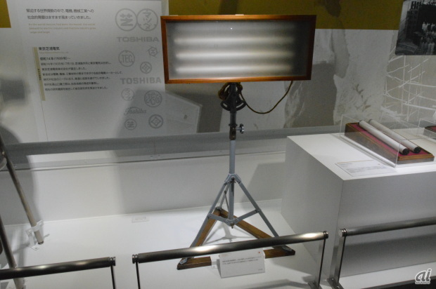 　日本初の蛍光灯スタンド、昭和15年（1940年）。同年、法隆寺金堂壁画模写に使用された。高熱にならず明るい日本初の蛍光灯（試作品）は、法隆寺金堂壁画模写の作業に最適だった。20W昼光色蛍光灯を136灯使用した。